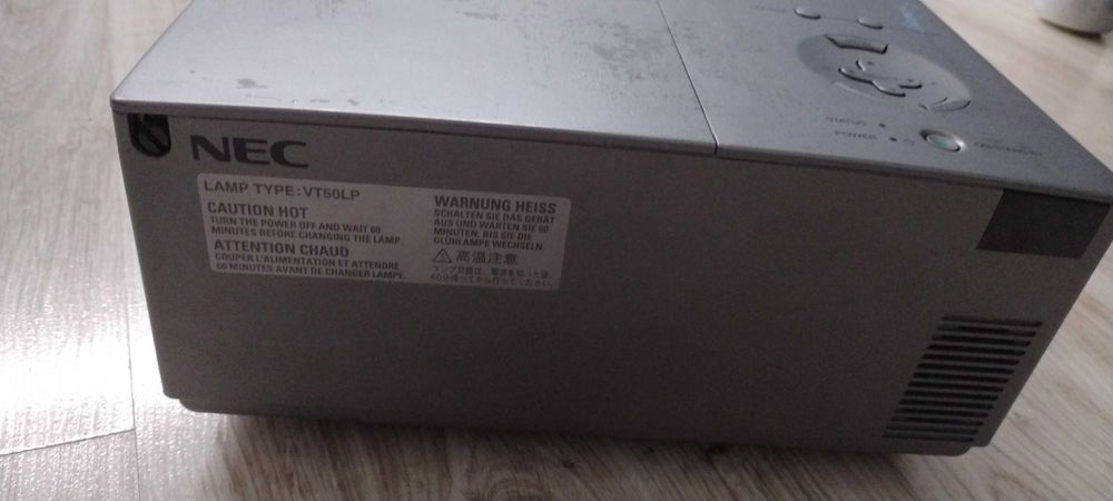 Projektor NEC vt650