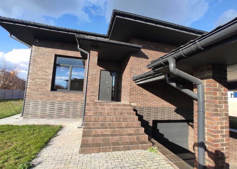 Продам новый современный дом  в коттеджном районе Павленки(код5462)
