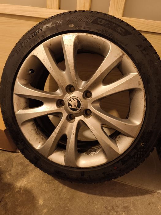 Oryginalne felgi Skoda z oponami 225/45/17