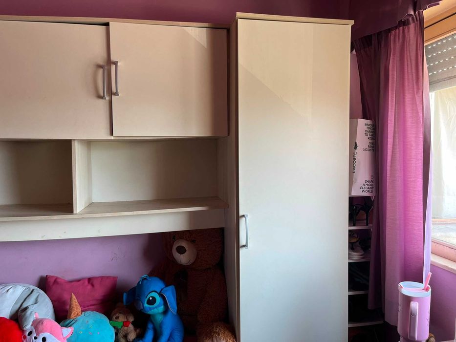 Mobília de quarto: cama com gavetão, 2 armários e arrumação.