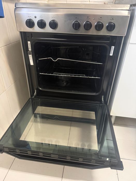 Fogão elétrico Indesit com forno