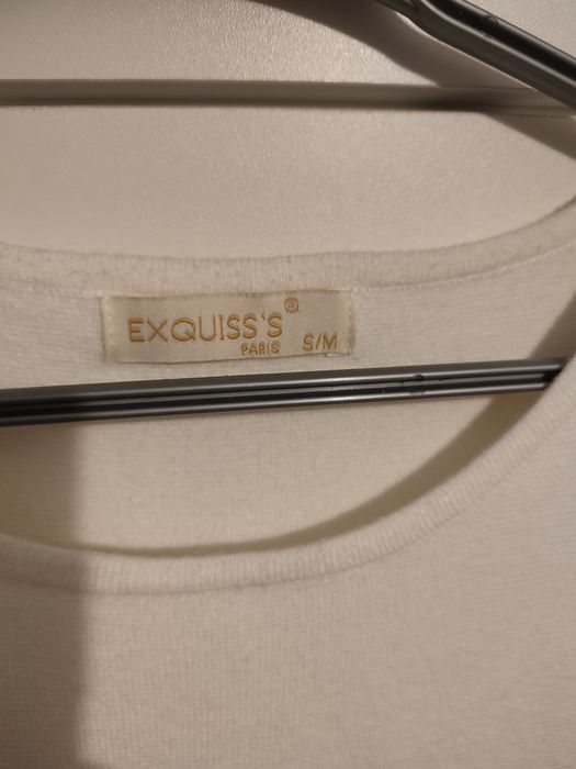 Biała sukienka dopasowana