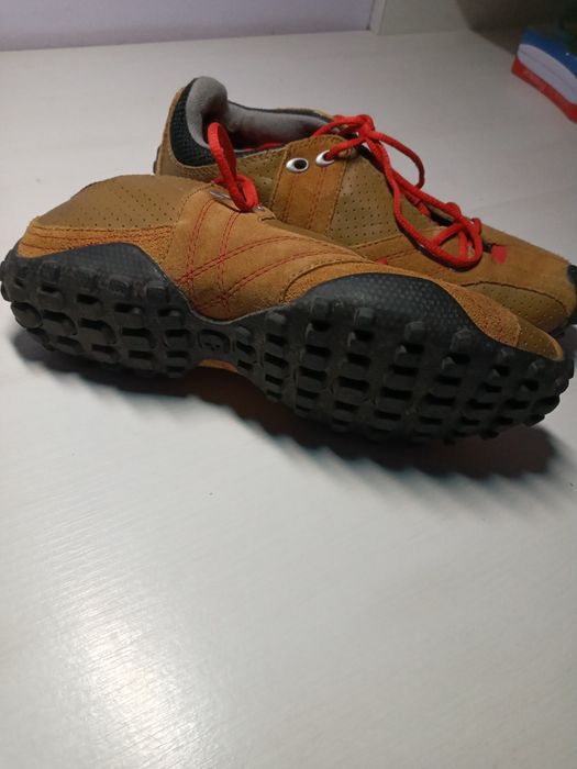 Продам жіночі кросівки 38р.