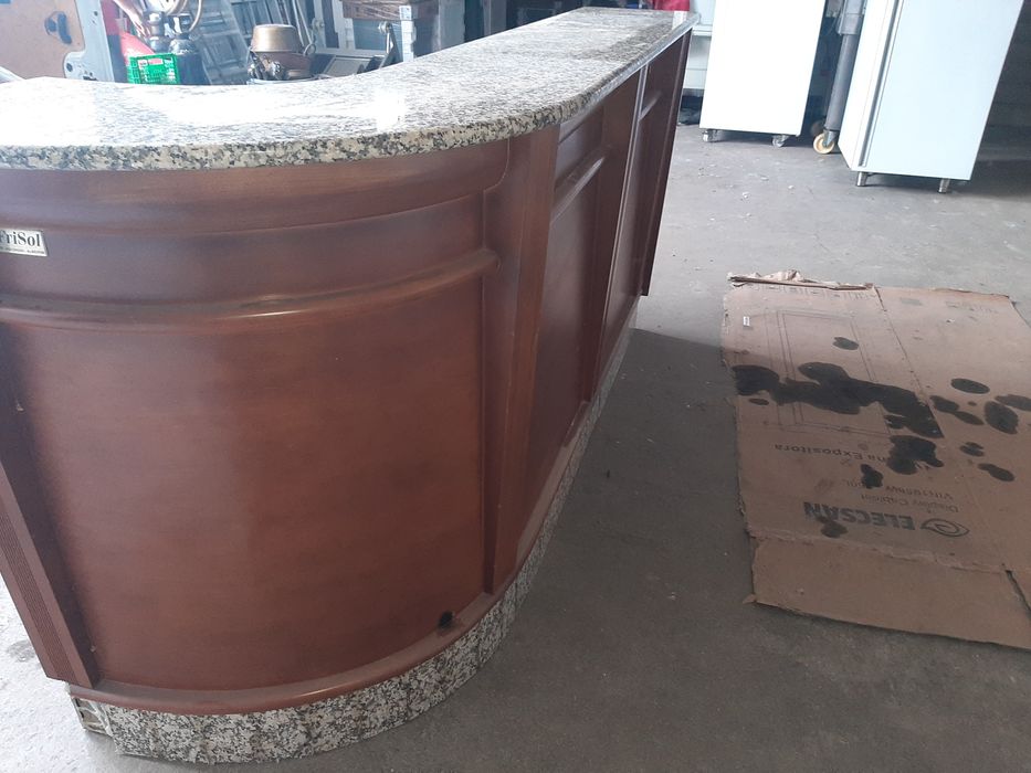 Vitrine refrigerada e balcao frio