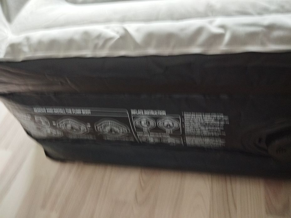 Materac dmuchany 150x200 cm z wbudowaną pompką akumulatorową