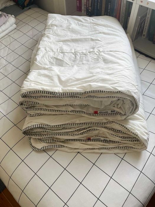 Cama dupla gavetão ikea com colchões e roupa de cama
