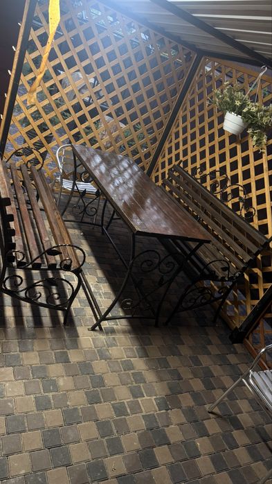 Кованый деревяный стол с лавками