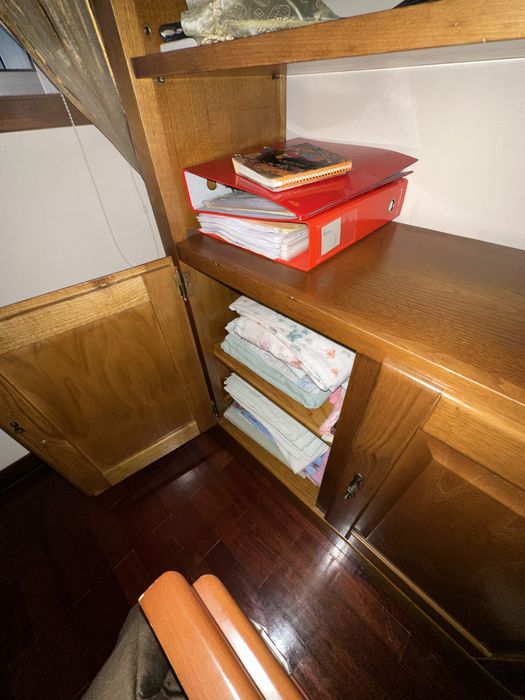 Cama, comoda com espelho, mesas de cabeceira e móvel em madeira maciça