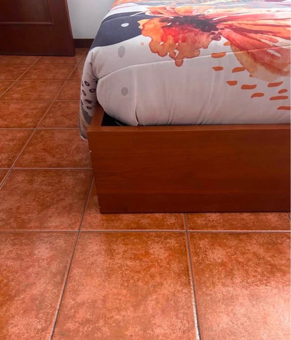 Quarto com mesa cabeceiira e comoda