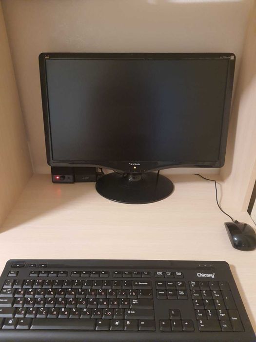 Системний блок ASUS з ОС,   монітором , клавіатурою і  мишкою .