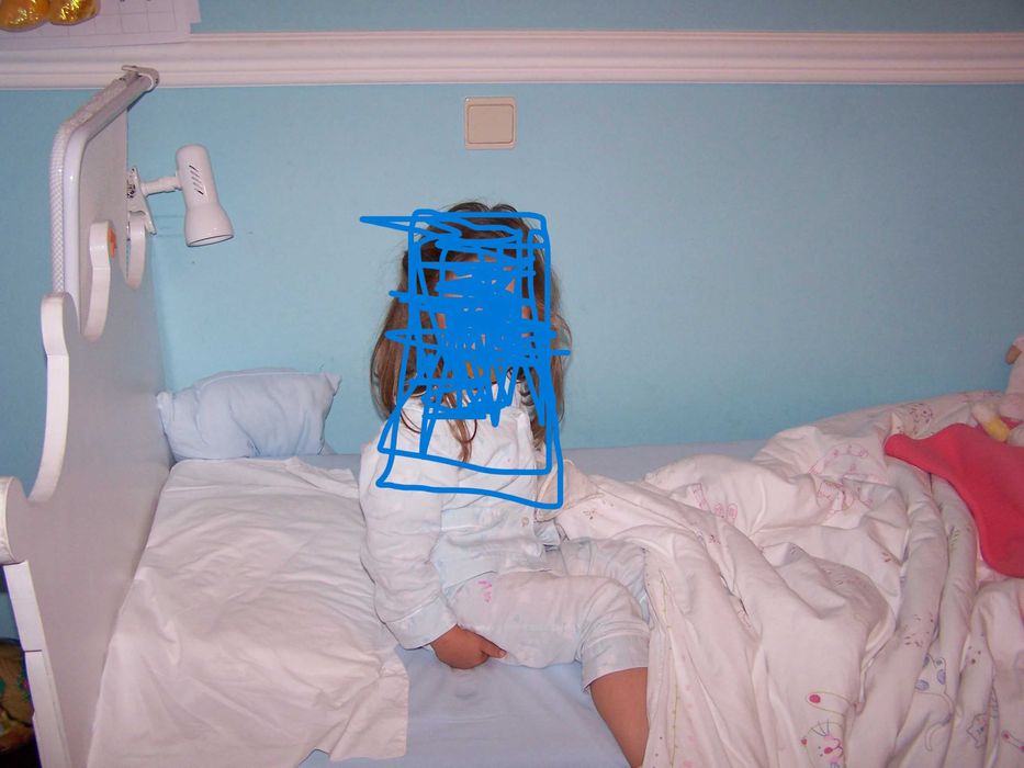 Camas de criança, par, com cabeceira em forma de coroa.