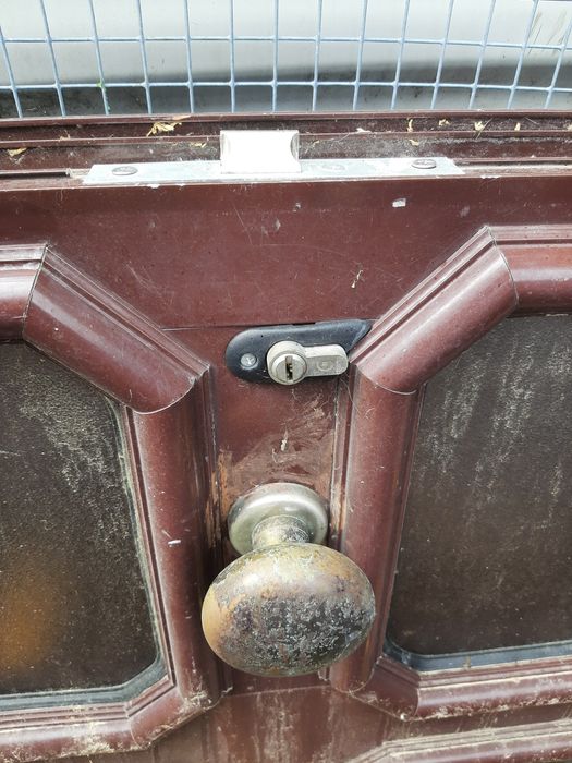 Porta de alumínio com vitral