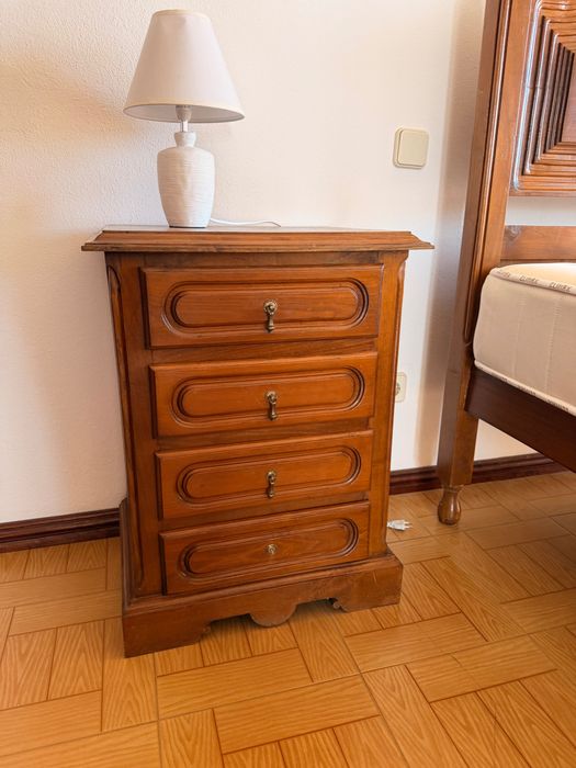 Cama de casal em madeira + colchão + mesas de cabeceira
