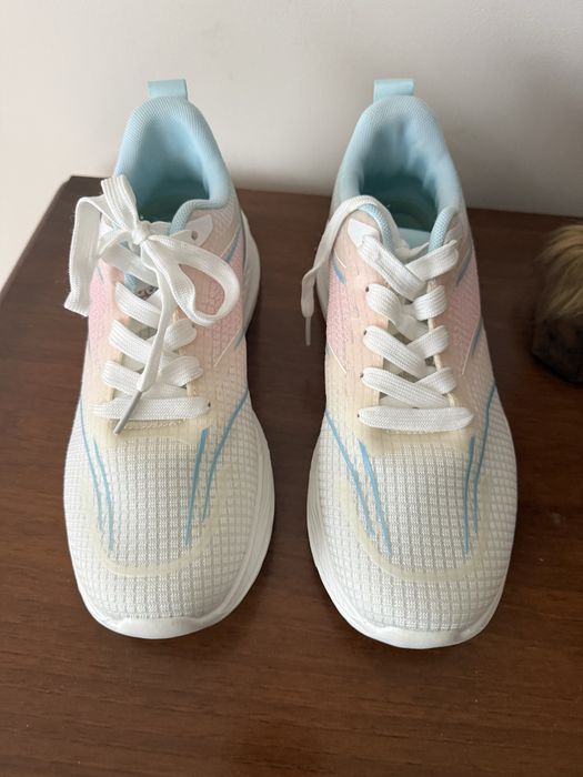 Buty sportowe damskie