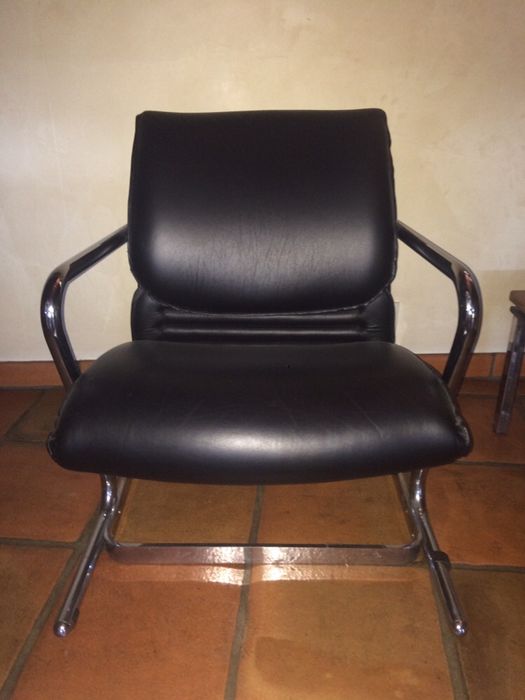 Conjunto cadeiras em couro + mesa de centro