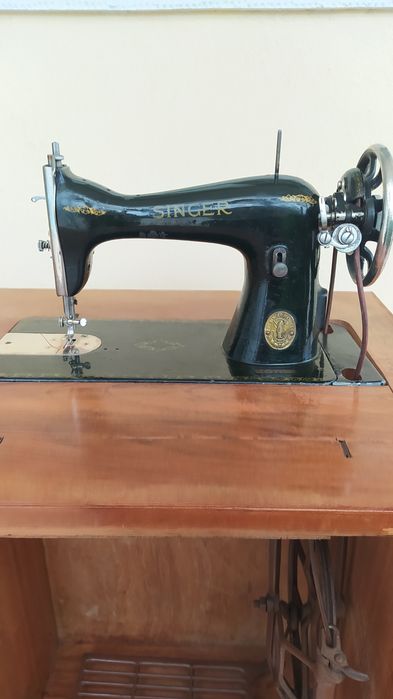Máquina de costura Singer Antiga, com móvel/armário