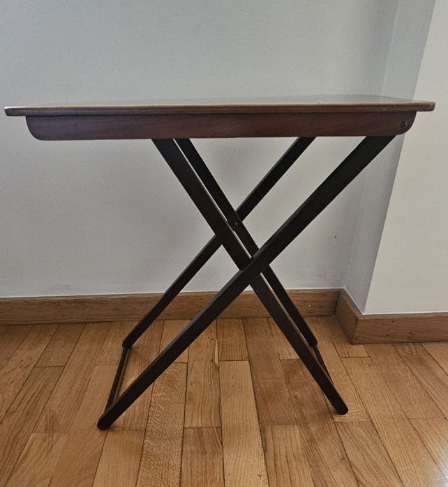 Mesa de apoio e porta revistas