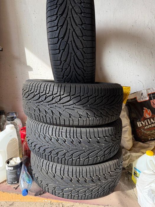 Зимова гума 215/55 R17