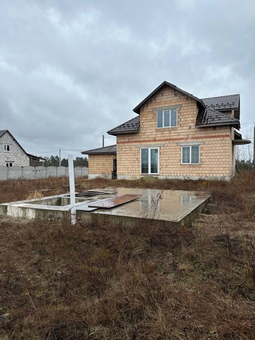 Якісний будинок з монолітним перекриття і великою ділянкою - Макарів