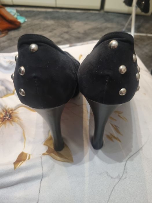 Czarne buty na obcasie.
