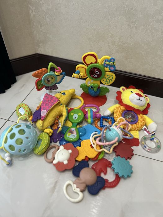 Лот іграшок для малюків
