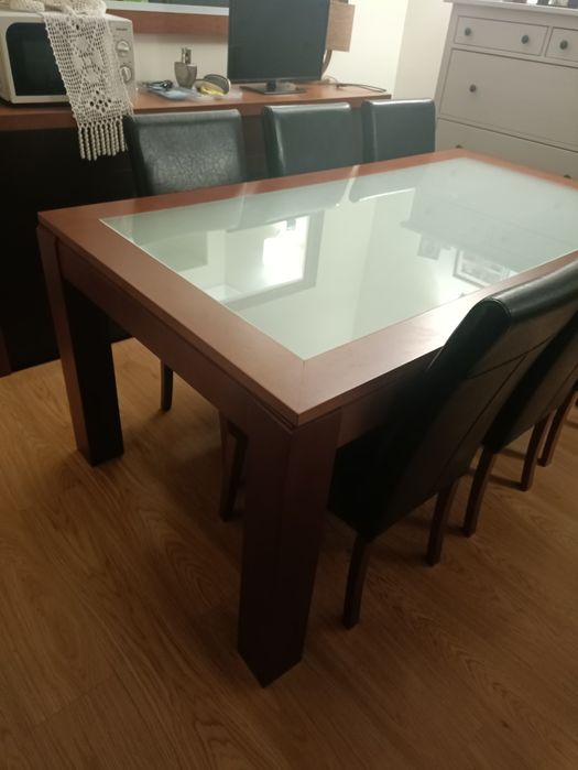 Mesa em madeira de cerejeira