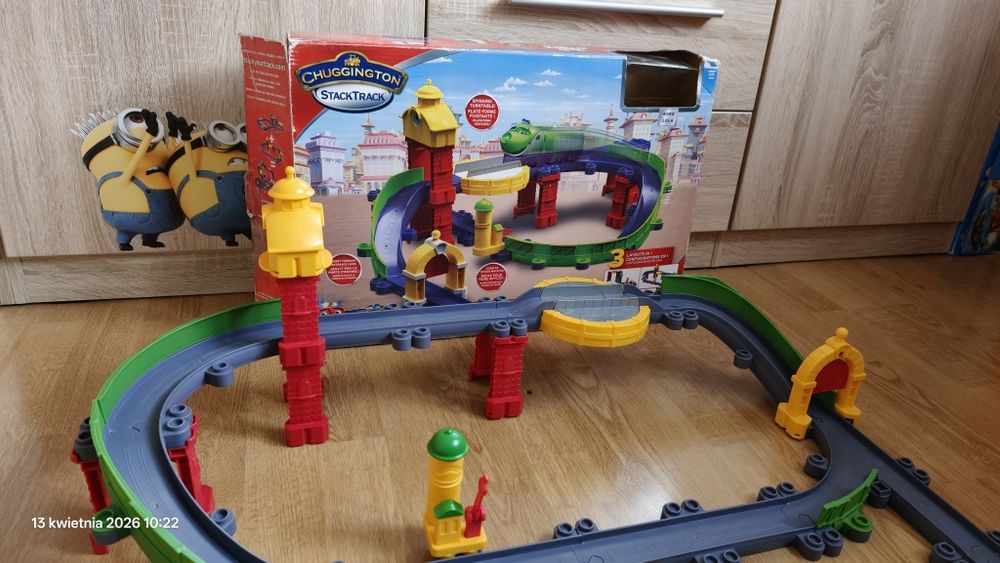 Zestaw TOMY Stacyjkowo Stare Miasto + ciuchcie