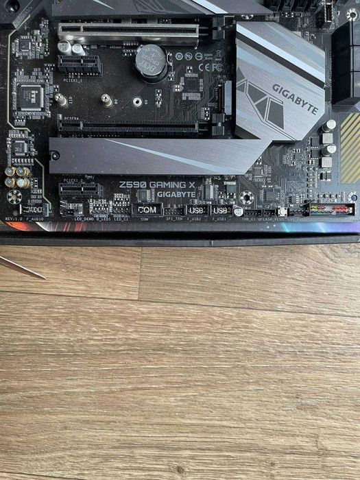Материнська плата Gigabyte z590 gaming x