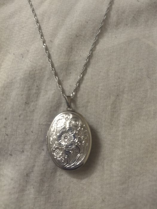 Медальйон з секретом - відкривається