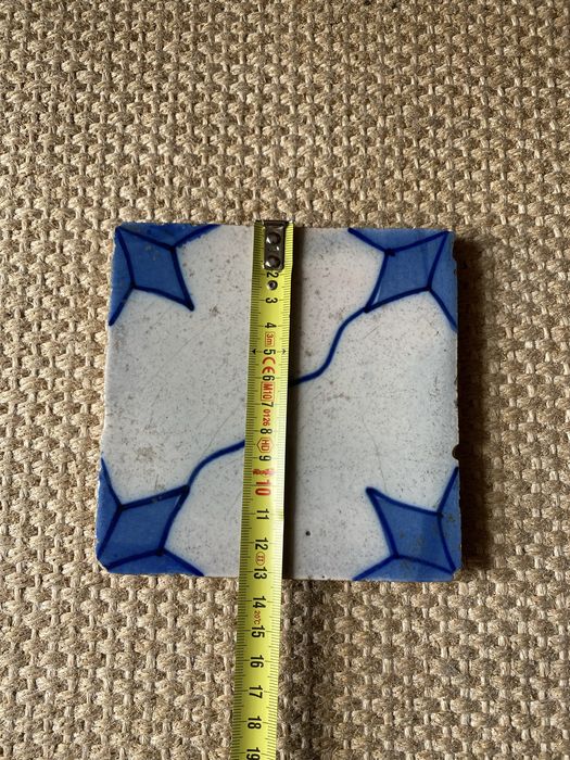 Azulejo antigo em tons de azul e branco