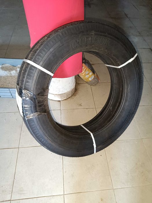 Ford A - 1930 - 2 Pneus novos - jante 19