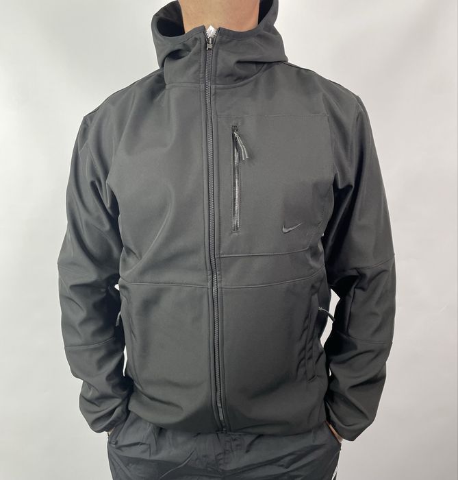 Ветровка мужская из ткани софтшел на флисе , черный цвет топ качество