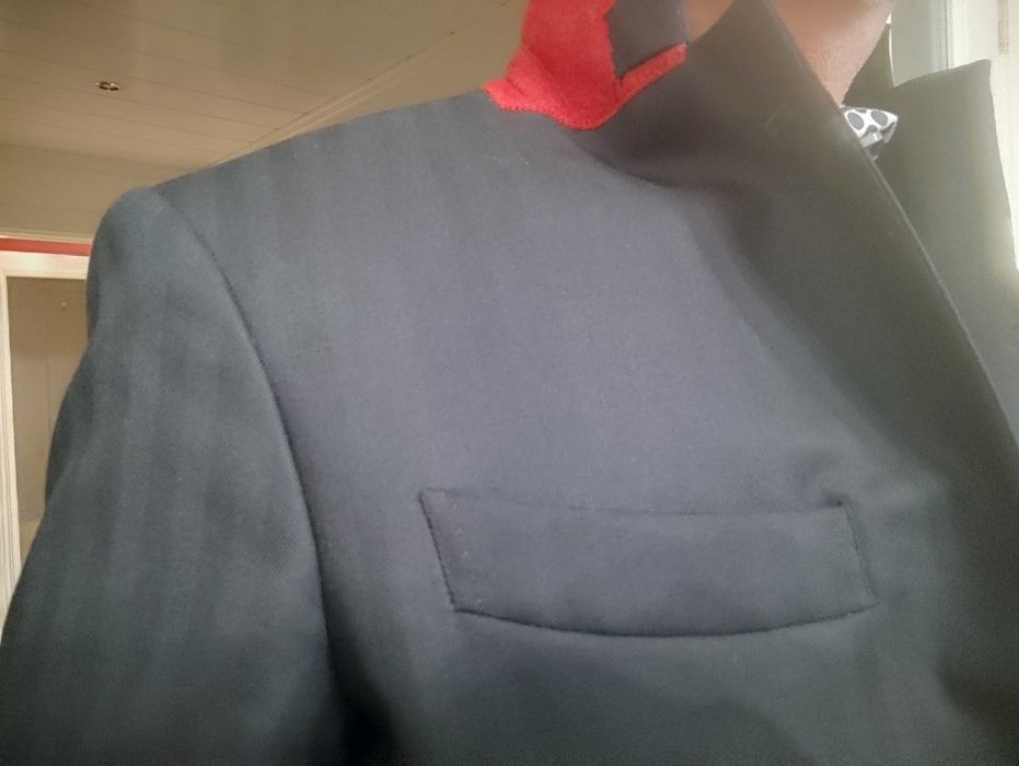 Blazer espinhado azul escuro botões dourados forro vermelho. Oficina Mustra. Luxo