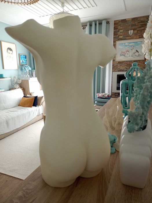Escultura feminina em branco marfim. Alt 52cm.Entrega zona Setúbal e arredores,ou zona a combinar.