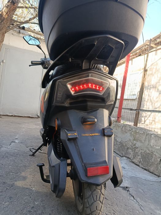 Єлектроскутер Yadea RN чорний