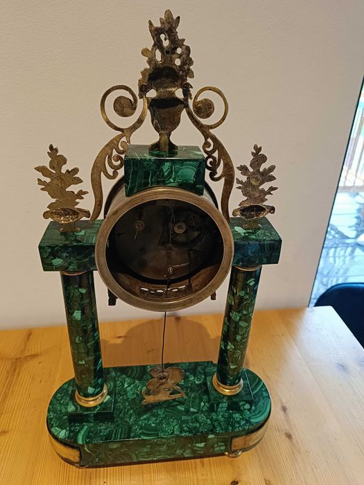 Zegar kominkowy. Empire. Malachit oraz brąz złocony.  XIX wiek.