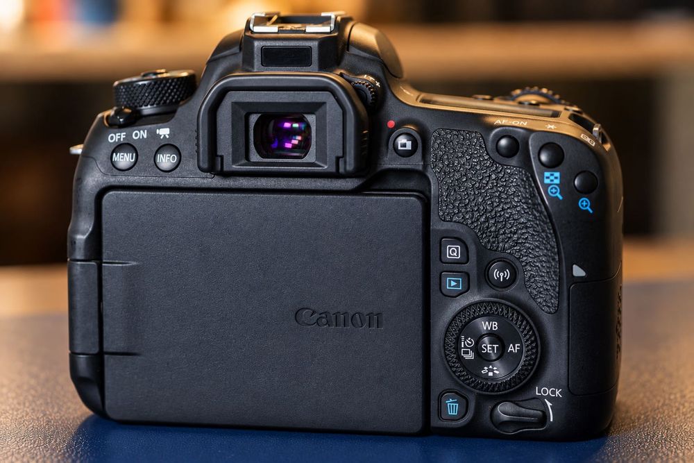 Canon EOS 77D + EF-S 35mm f/2.8 Macro IS STM | Excelente Estado