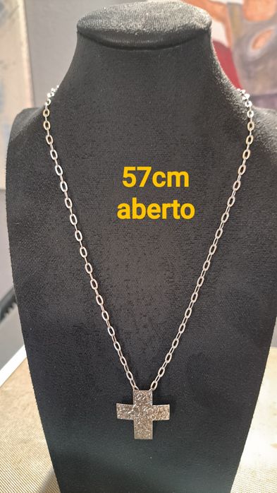 Fios correntes  em prata contrastada.