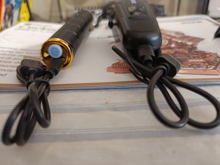 Vendo novas máquinas uma máquina preta dourada e outra preta barbeiros  profissionais bom estado