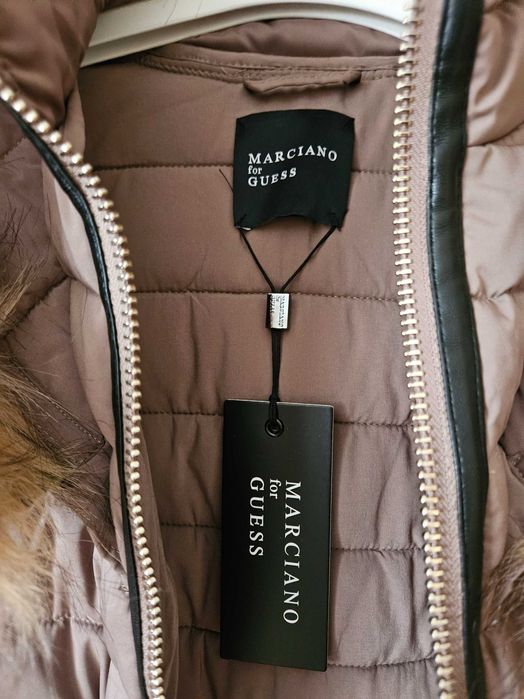 Kurtka z kapturem i futerkiem od Guess Marciano pikowana