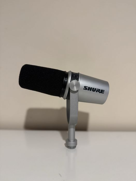 Shure MV7 (XLR+Usb) ze statywem - Mikrofon dynamiczny do np. podcastów