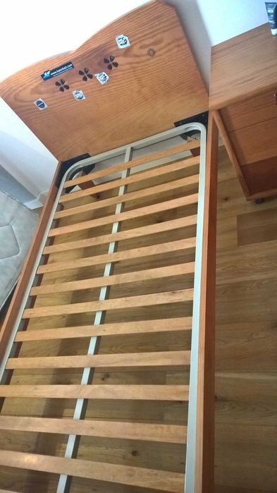 Cama individual em madeira com estrado
