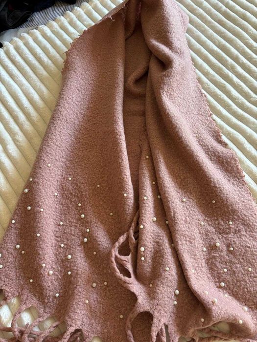 Cachecol rosa com pérolas e franjas