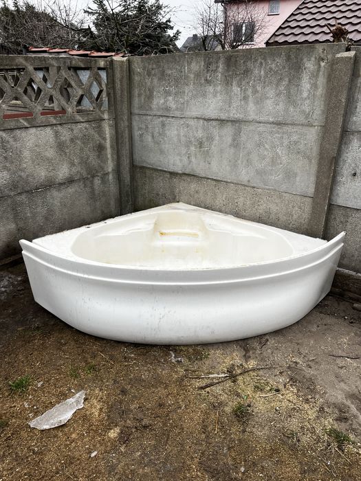 Wanna narożna z maskownicą