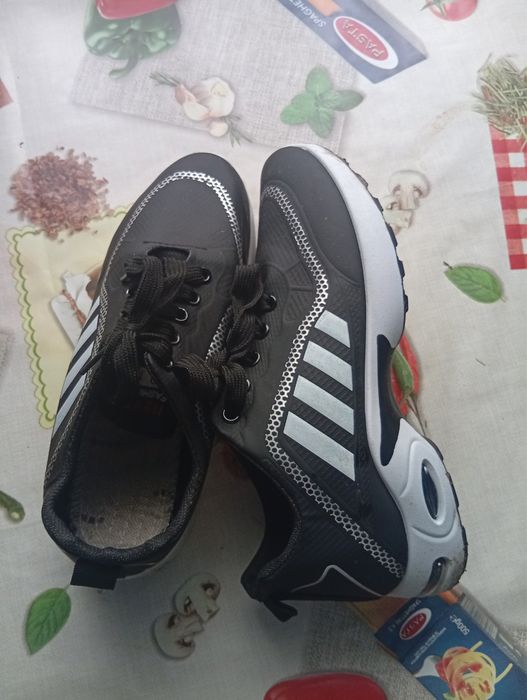 Кросівки нові один раз вдягнуті