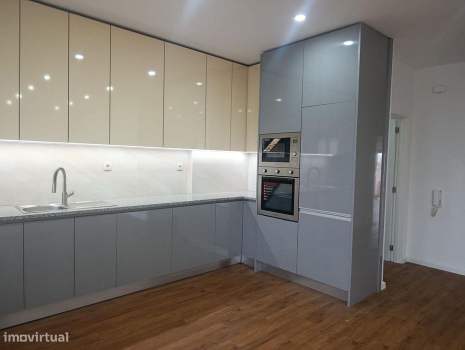 DESCIDA DE PREÇO T3 Remodelado na Maia, com 125 m², Box 22 m²,Varandas — Águas Santas, Porto