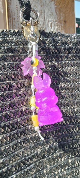 Bag charm artesanal coelhinha com folha de outubro