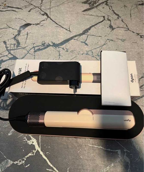 Zupełnie nowa prostownica do włosów AirStrait Prezent