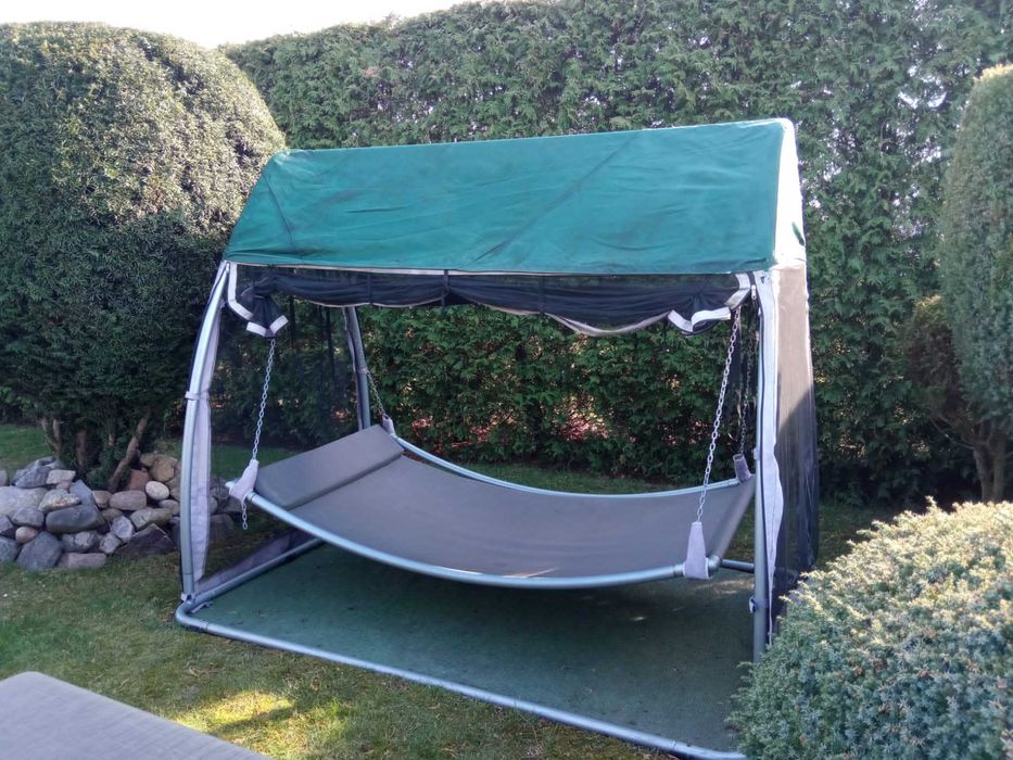 Nowoczesny hamak ogrodowy z moskitierą