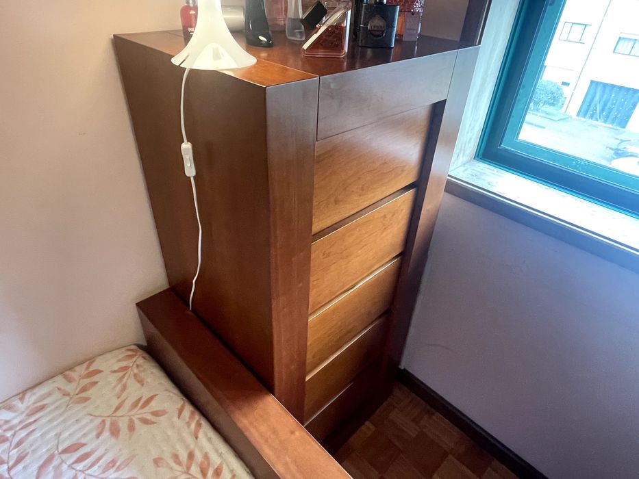 Cama Dupla e Cómoda em Madeira de Cerejeira com estrado e colchão